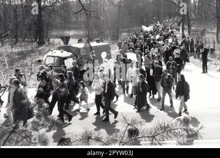 'Mars de Pâques. Manifestation de l'initiative citoyenne ''Freie Heide'' à Fretzdorf contre l'utilisation militaire de la zone d'entraînement militaire dans le Kyritzer-Ruppiner-Heide. Photo: MAZ/Peter Sengpiehl,09.04.1998 [traduction automatique]' Banque D'Images