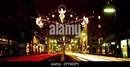 Angleterre. Londres. Regent Street. Illuminations de Noël la nuit. Banque D'Images