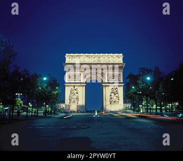 France. Paris. Arc de Triomphe. Scène nocturne. Banque D'Images