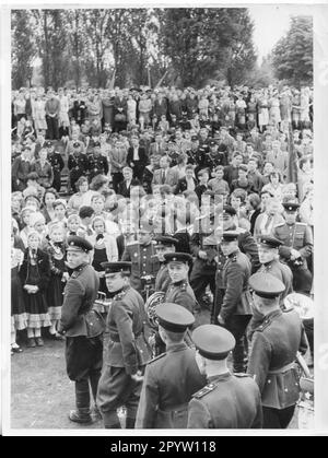 Les soldats russes soviétiques d'adieu de Potsdam à la gare ferroviaire de Potsdam le 21.6.1956 juin officiers, soldats, visiteurs, spectateurs enfants, pionniers. GDR. historique. Photo: MAZ/Nitsche [traduction automatique] Banque D'Images