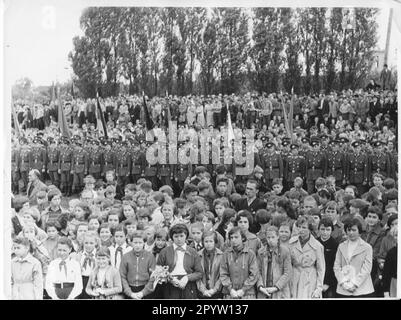 Les soldats russes soviétiques d'adieu de Potsdam à la gare ferroviaire de Potsdam le 21.6.1956 juin officiers, soldats, visiteurs, spectateurs enfants, pionniers. GDR. historique. Photo: MAZ/Nitsche [traduction automatique] Banque D'Images