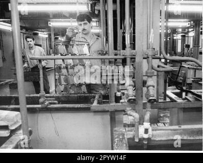 VEB Gerätebau Brieselang a un nouveau profil de production. Plus de petits transformateurs et de circuits imprimés pour les appareils ménagers. Les systèmes de sécurité ne sont plus produits, dont le client était l'ancien MFS, Stasi.DDR- Betriebe.Wende/Wendezeit. Photo: MAZ/Christel Köster, 08.01.1990 [traduction automatique] Banque D'Images