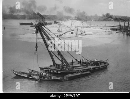 Avec la construction du barrage à travers le lac Templin et la construction d'un pont sur le passage restant pour les bateaux et les navires a été commencé en 1956 pour fermer l'anneau extérieur de Berlin du chemin de fer Reichsbahn entre Saarmund et Golm, vue du barrage peu profond sur 27.09.1956 grue flottante, bateaux, chemin de fer. Historique. GDR. Photo: MAZ/Archive [traduction automatique] Banque D'Images