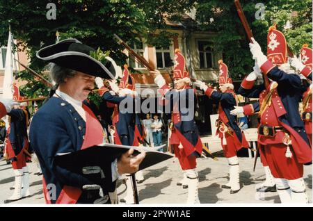 'Club traditionnel de Potsdam ''Lange Kerls''. Les 22 ''Lange Kerlss'' sont présents avec leur défilé de garde au festival de la ville de Potsdam qui se déroule sur deux jours. La procession traverse Brandenburger Strasse jusqu'à la porte de Brandebourg. Porte. Satutschießen.Traditionpflege.Foto:MAZ/Christel Köster, mai 1998 [traduction automatique]' Banque D'Images