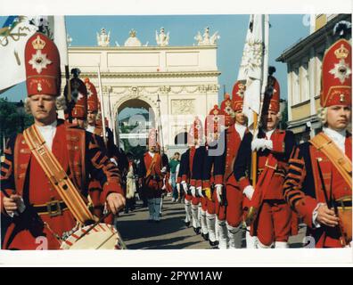 'Club traditionnel de Potsdam ''Lange Kerls''. Les 22 ''Lange Kerlss'' sont présents avec leur défilé de garde au festival de la ville de Potsdam qui se déroule sur deux jours. La procession traverse Brandenburger Strasse jusqu'à la porte de Brandebourg. Porte. Satutschießen.Traditionpflege.Foto:MAZ/Christel Köster, mai 1998 [traduction automatique]' Banque D'Images