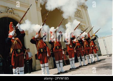'Club traditionnel de Potsdam ''Lange Kerls''. Les 22 ''Lange Kerlss'' sont présents avec leur défilé de garde au festival de la ville de Potsdam qui se déroule sur deux jours. La procession traverse Brandenburger Strasse jusqu'à la porte de Brandebourg. Porte. Satutschießen.Traditionpflege.Foto:MAZ/Christel Köster, mai 1998 [traduction automatique]' Banque D'Images