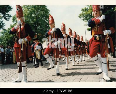 'Club traditionnel de Potsdam ''Lange Kerls''. Les 22 ''Lange Kerlss'' sont présents avec leur défilé de garde au festival de la ville de Potsdam qui se déroule sur deux jours. La procession traverse Brandenburger Strasse jusqu'à la porte de Brandebourg. Porte. Satutschießen.Traditionpflege.Foto:MAZ/Christel Köster, mai 1998 [traduction automatique]' Banque D'Images