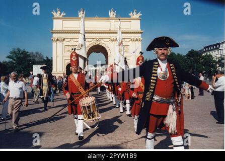 'Club traditionnel de Potsdam ''Lange Kerls''. Les 22 ''Lange Kerlss'' sont présents avec leur défilé de garde au festival de la ville de Potsdam qui se déroule sur deux jours. La procession traverse Brandenburger Strasse jusqu'à la porte de Brandebourg. Porte. Satutschießen.Traditionpflege.Foto:MAZ/Christel Köster, mai 1998 [traduction automatique]' Banque D'Images