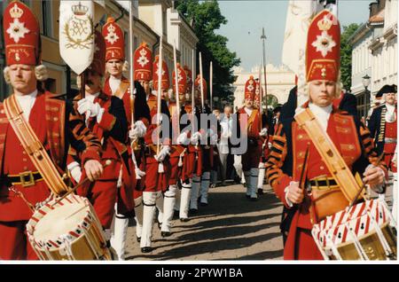 'Club traditionnel de Potsdam ''Lange Kerls''. Les 22 ''Lange Kerlss'' sont présents avec leur défilé de garde au festival de la ville de Potsdam qui se déroule sur deux jours. La procession traverse Brandenburger Strasse jusqu'à la porte de Brandebourg. Porte. Satutschießen.Traditionpflege.Foto:MAZ/Christel Köster, mai 1998 [traduction automatique]' Banque D'Images