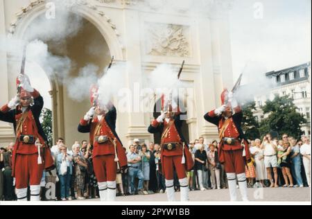'Club traditionnel de Potsdam ''Lange Kerls''. Les 22 ''Lange Kerlss'' sont présents avec leur défilé de garde au festival de la ville de Potsdam qui se déroule sur deux jours. La procession traverse Brandenburger Strasse jusqu'à la porte de Brandebourg. Porte. Satutschießen.Traditionpflege.Foto:MAZ/Christel Köster, mai 1998 [traduction automatique]' Banque D'Images