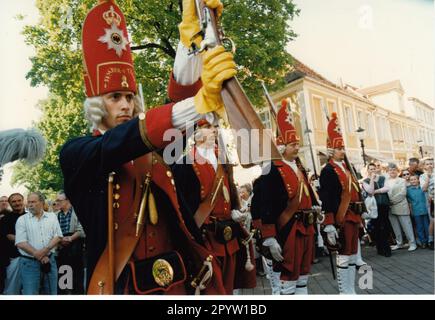 'Club traditionnel de Potsdam ''Lange Kerls''. Les 22 ''Lange Kerlss'' sont présents avec leur défilé de garde au festival de la ville de Potsdam qui se déroule sur deux jours. La procession traverse Brandenburger Strasse jusqu'à la porte de Brandebourg. Porte. Satutschießen.Traditionpflege.Foto:MAZ/Christel Köster, mai 1998 [traduction automatique]' Banque D'Images