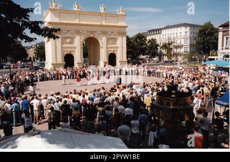 'Club traditionnel de Potsdam ''Lange Kerls''. Les 22 ''Lange Kerlss'' sont présents avec leur défilé de garde au festival de la ville de Potsdam qui se déroule sur deux jours. La procession traverse Brandenburger Strasse jusqu'à la porte de Brandebourg. Porte. Satutschießen.Traditionpflege.Foto:MAZ/Christel Köster, mai 1998 [traduction automatique]' Banque D'Images