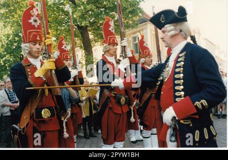 'Club traditionnel de Potsdam ''Lange Kerls''. Les 22 ''Lange Kerlss'' sont présents avec leur défilé de garde au festival de la ville de Potsdam qui se déroule sur deux jours. La procession traverse Brandenburger Strasse jusqu'à la porte de Brandebourg. Porte. Satutschießen.Traditionpflege.Foto:MAZ/Christel Köster, mai 1998 [traduction automatique]' Banque D'Images