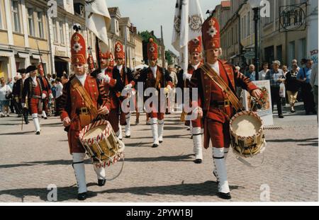 'Club traditionnel de Potsdam ''Lange Kerls''. Les 22 ''Lange Kerlss'' sont présents avec leur défilé de garde au festival de la ville de Potsdam qui se déroule sur deux jours. La procession traverse Brandenburger Strasse jusqu'à la porte de Brandebourg. Porte. Satutschießen.Traditionpflege.Foto:MAZ/Christel Köster, mai 1998 [traduction automatique]' Banque D'Images