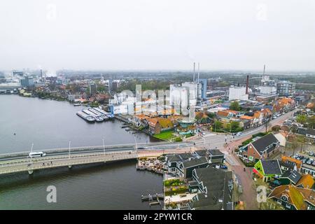 Prise de vue aérienne de Zaandijk avec ses maisons vertes typiques par un jour nuageux, pays-Bas. Photo de haute qualité Banque D'Images