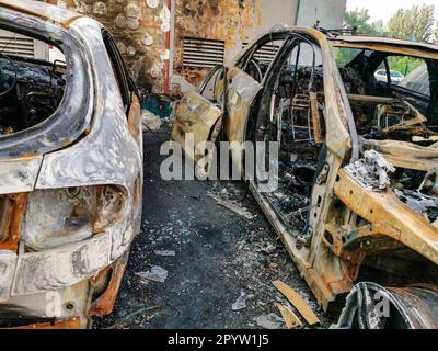 Deux voitures après l'incendie. Deux voitures brûlées avec un capot ouvert. Arson, voiture brûlée Banque D'Images