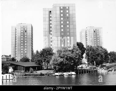 Potsdam sur les immeubles de la tour Kiewitt août 1978 les bateaux de développement de la banque de la Havel des bâtiments préfabriqués GDR. Historique. Quartier résidentiel. Nouveau bâtiment. Photo: MAZ/ [traduction automatique] Banque D'Images