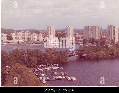 Potsdam 1985 vue sur Breite straße Wilhelm-Külz-Straße avec des gratte-ciel de la salle de marché, de nouveaux bâtiments préfabriqués ponts de chemin de fer bateaux amarres. GDR. Historique. Photo: MAZ/Archive [traduction automatique] Banque D'Images