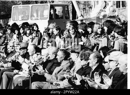 'Potsdam VEB Maschinenbau ''Karl Marx'' Babelsberg Kar-Marx-Werk ancien Orenstein et Koppel production de grues à rotation automatique travailleurs de l'industrie de la RDA conditions de travail productivité , photo d'avril 1978 rencontre avec des anciens combattants et des jeunes photo: MAZ/Wolfgang Mallwitz [traduction automatique]' Banque D'Images