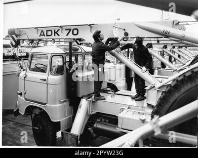 Potsdam VEB Maschinenbau Karl Marx Babelsberg ADK 70 modèle de grue pivotante montée sur camion production grue montée sur camion en janvier 1978 photo: MAZ/Wolfgang Mallwitz [traduction automatique] Banque D'Images