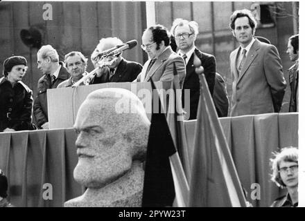 Potsdam 26 avril 1978 rencontre au VEB Maschinenbau Karl Marx Karl-Marx-Werk gauche: Le maire Brunhilde Hanke, homme avec des lunettes et des cheveux soufflants: 2nd secrétaire de la direction de district du SED Ulrich Schlaak. Photo: MAZ/Wolfgang Mallwitz [traduction automatique] Banque D'Images