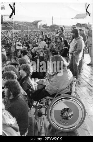 'Berlin Rock et Song été de la FDJ 1989 le premier concert en plein air à Weißensee avec 45 000 spectateurs. ''le nom''' et'' Die Wilderer'' a joué sur ''l'île de la Jeunesse'' jusqu'à samedi, il y aura des concerts avec des groupes de Grande-Bretagne , d'Union soviétique, d'Australie , de Berlin (Ouest) et du GDR.Wende. Point de braquage. historique. Photo: MAZ/Michael Hübner [traduction automatique]' Banque D'Images