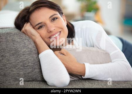 portrait de la tête jeune femme assise sur un canapé Banque D'Images