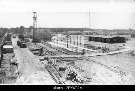 Potsdam zone résidentielle Am Stern début de la construction: Au début d'un grand projet de logement à la périphérie de notre ville: Le grand chantier de construction Am Stern. Actuellement (12.07.1974), le premier bloc résidentiel est construit ici photo: MAZ/Dieter Pein [traduction automatique] Banque D'Images