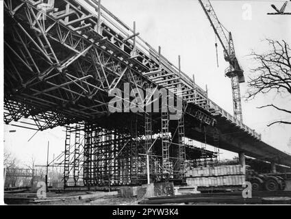 Construction de ponts, travaux de construction sur le long Bridge, Friedrich Engels Street à Potsdam.long Bridge.Historical. GDR. Photo: Archive/Christel Köster, mars 1980. [traduction automatique] Banque D'Images