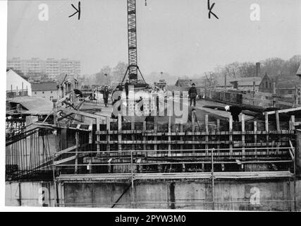 Construction de ponts, travaux de construction sur le long Bridge, Friedrich Engels Street à Potsdam.long Bridge. Historique. GDR.photo: Archive/Christel Köster, mars 1980. [traduction automatique] Banque D'Images