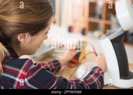 le technicien en réparation électronique répare la plaque de raccordement Banque D'Images