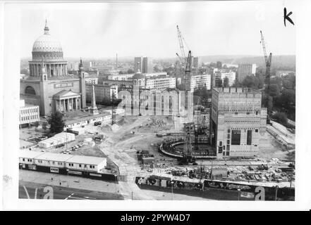 Potsdam Theatre nouveau bâtiment Alter Markt. Texte original à l'époque: Le nouveau théâtre de Potsdam continue de glisser vers le haut. À l'Alter Markt, à proximité immédiate de l'église Nikolaikirche de 71 mètres de haut, la construction du théâtre progresse rapidement. Après le noyau coulissant de 28 mètres de haut pour la maison de scène, le noyau de 21 mètres de haut pour l'auditorium avec 658 sièges monte maintenant dans l'air.DDR. historisch. Wende. Point de braquage. 03.05.1990 photo: Manfred Haseloff [traduction automatique] Banque D'Images