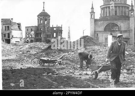 Démolition et reconstruction à Blücherplatz (derrière le vieux marché) en Potsdam.in l'arrière-plan de l'ancien hôtel de ville et de l'église Nikolai. Photo:MAZ/Archive, après 1945 [traduction automatique] Banque D'Images