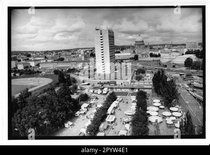 Potsdam août 1993 centre ville Lustgarten espace ouvert à l'Interhotel, Hôtel Mercure et marché sur le parking au quai, Ernst Thälmann Stadium, vue sur St Eglise Nicholas, boîte, Alter Markt photo: MAZ/Christel Köster [traduction automatique] Banque D'Images