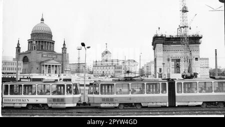 Potsdam Theaterneubau Alter Markt HOT Hans-Otto-Theatre chantier Wende Wendezeit DDR janvier 1990 tramway Tatrabahn photo: MAZ/Michael Hübner [traduction automatique] Banque D'Images