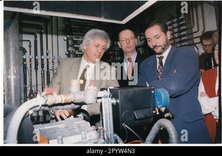 À Stubenrauchstraße 4 à Potsdam, les ministres Mathias Platzeck (1st de droite) et Burkhard Dreher (2nd de droite) inspectent la première maison en Allemagne à être équipée d'un système de technologie solaire de FMC. Alois Schwarz(1st de gauche) explique le système. Technologie environnementale. Énergies renouvelables.solaire. Photo: MAZ/Archive, 1996 [traduction automatique] Banque D'Images