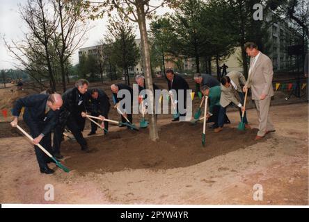 Tous les ministres de l'État de Brandebourg lors de la cérémonie d'inauguration du futur parc Buga. Construction. Construction.travaux.parc. Green.area.state.government.photo: MAZ/Christel Köster, mars 1998 [traduction automatique] Banque D'Images