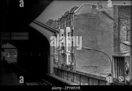 GDR, Berlin, 03.09.1988, station de métro Schönhauser Allee, plate-forme, vue sur l'entrée de la station S-Bahn Schönhauser Allee, gables, bâtiments résidentiels, [traduction automatique] Banque D'Images