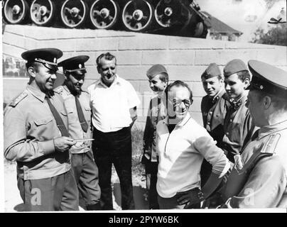 VEB Metallaufbereitung Potsdam-Babelsberg et une unité de l'armée soviétique sont liés par un parrainage amical. Le camarade Alfred Prybilski (devant) et le secrétaire du Parti Eberhard Mroch en conversation. Photo: MAZ/ Wolfgang Mallwitz [traduction automatique] Banque D'Images