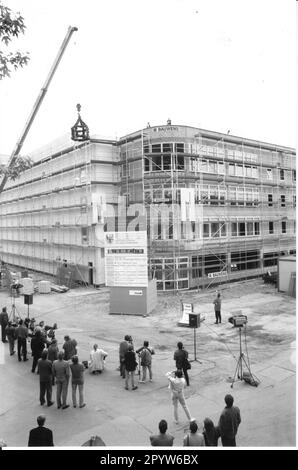 Cérémonie de remise en forme du centre de télévision avec maison de médias sur le site du studio Defaa. Quatre studios de production cinématographique sont construits. Photo: MAZ/Peter Sengpiehl, 11.05.1995 [traduction automatique] Banque D'Images