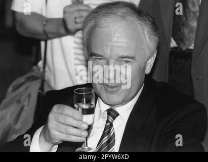 Manfred Stolpe, homme politique allemand, a réélu le ministre président du Brandebourg. Photo: MAZ/Bernd Gartenschläger. [traduction automatique] Banque D'Images