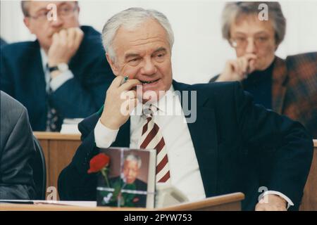 Manfred Stolpe, homme politique allemand, ministre-président du Brandebourg. Ici, lors du débat sur la fusion, avec la déclaration du gouvernement du premier ministre. Photo: MAZ/Bernd Gartenschläger. [traduction automatique] Banque D'Images