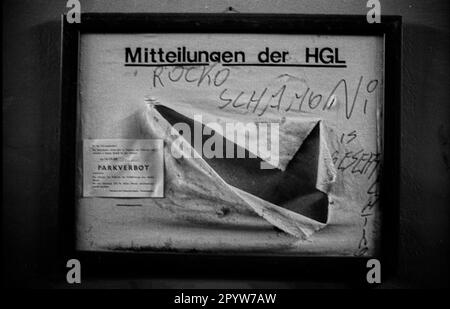 GDR, Berlin, 27.05.1989, communications de la HGL (gestion communautaire de la maison), interdiction de stationnement, Rocke Schamoni, Oranienburger Straße, [traduction automatique] Banque D'Images