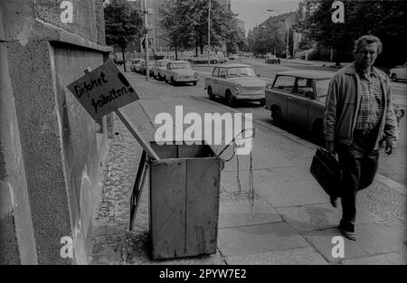 GDR, Berlin, 15.05.1989, Oranienburger Straße, corbeille, gardez l'allée libre, [traduction automatique] Banque D'Images