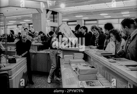 GDR, Berlin, 18.03.1989, Journée des Arts, Palais de la République, vente d'œuvres d'art, [traduction automatique] Banque D'Images