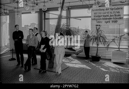 GDR, Berlin, 18.03.1989, Journée des Arts, Palais de la République, Galerie Tip, ouverture de l'exposition: Metal design, Rüdiger Roehl, Jan Skin, Collège des artistes visuels, [traduction automatique] Banque D'Images