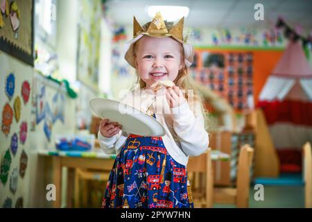 Sur la photo, un élève de l'école primaire de Waunarlwydd à Swansea, habillé pour célébrer le couronnement de sa Majesté le Roi samedi alors que les membres du public de tout le Royaume-Uni se préparent à l'événement historique qui verra le couronnement du Roi Charles. Les élèves de l'école ont eu la chance de porter des vêtements rouges, blancs et bleus pour leur uniforme scolaire et ont participé à des événements de couronnement tout au long de la journée. Banque D'Images