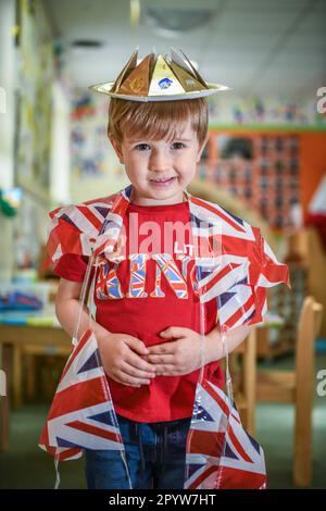 Sur la photo, un élève de l'école primaire de Waunarlwydd à Swansea, habillé pour célébrer le couronnement de sa Majesté le Roi samedi alors que les membres du public de tout le Royaume-Uni se préparent à l'événement historique qui verra le couronnement du Roi Charles. Les élèves de l'école ont eu la chance de porter des vêtements rouges, blancs et bleus pour leur uniforme scolaire et ont participé à des événements de couronnement tout au long de la journée. Banque D'Images