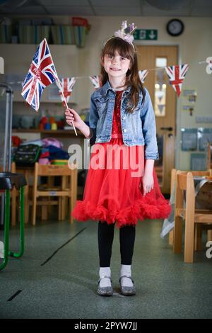 Sur la photo, un élève de l'école primaire de Waunarlwydd à Swansea, habillé pour célébrer le couronnement de sa Majesté le Roi samedi alors que les membres du public de tout le Royaume-Uni se préparent à l'événement historique qui verra le couronnement du Roi Charles. Les élèves de l'école ont eu la chance de porter des vêtements rouges, blancs et bleus pour leur uniforme scolaire et ont participé à des événements de couronnement tout au long de la journée. Banque D'Images