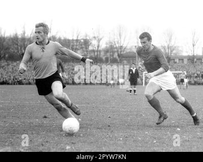 Oberliga West Borussia Dortmund - 1. FC Köln 0:0 / 07.09.1958 / Helmut Bracht (BVB) action devant Hans Schäfer (à droite) à des fins journalistiques seulement! Usage éditorial uniquement ! [traduction automatique] Banque D'Images